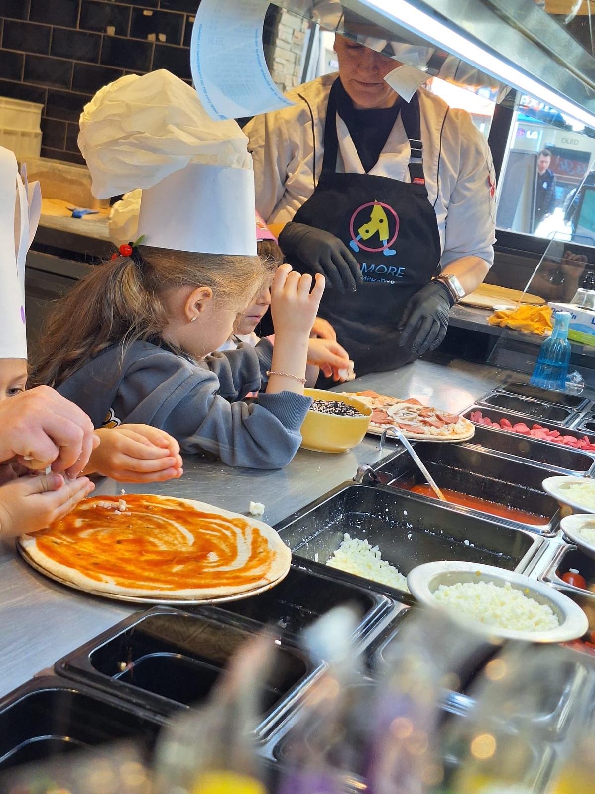 Addmore Minik Şefler etkinliğinde çocuklar şef eşliğinde pizza hazırlıyor