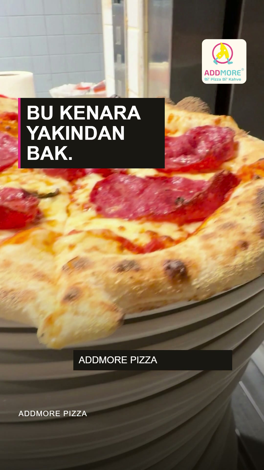 Fırından çıkan pizza: Addmore mutfağından yakın plan